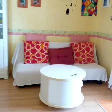 With 2 Bedrooms In With Shared Pool Enclosed Garden And Wifi Lejlighed