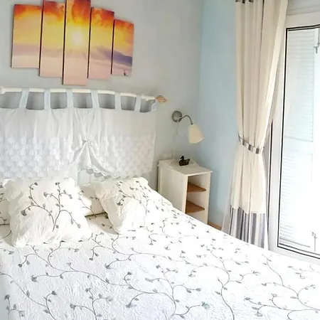 With 2 Bedrooms In With Shared Pool Enclosed Garden And Wifi *